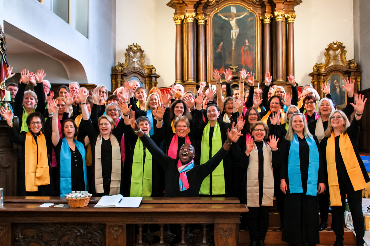 Family of Joy Gospelsingers vor einem barocken Altar